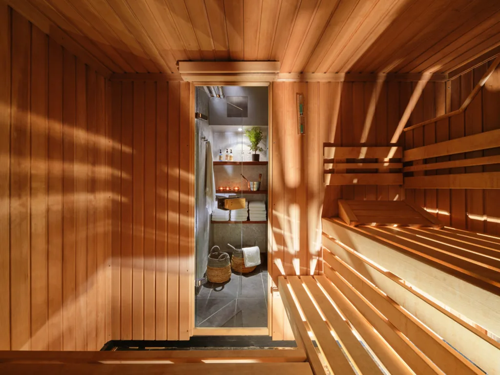 CH-K22 Classik Hotel Antonius blicke-von-inneren-der-sauna
