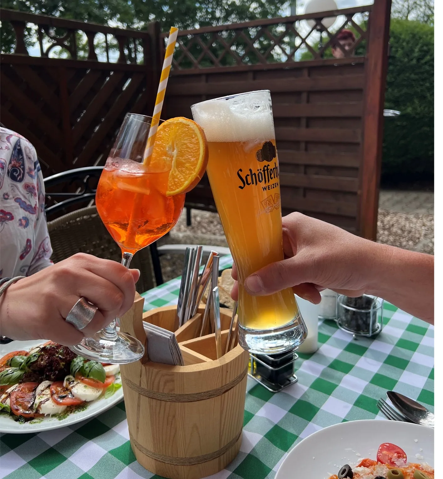 hotel-magdeburg-internationaler-tag-des-biere aperol-spritz-und-hefeweizen-glas-beim-anstoßen