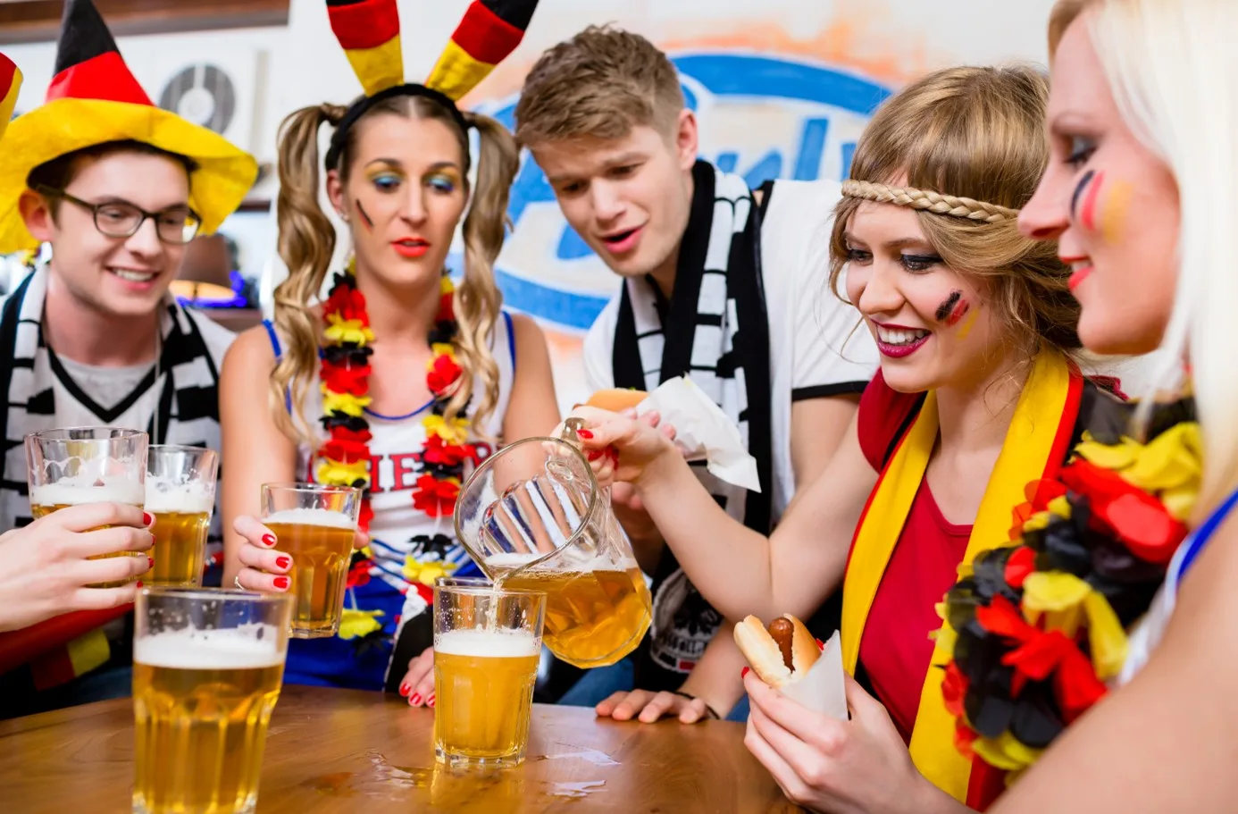 internationaler-tag-des-bieres-2 freunde-die-mit-bieren-feiern