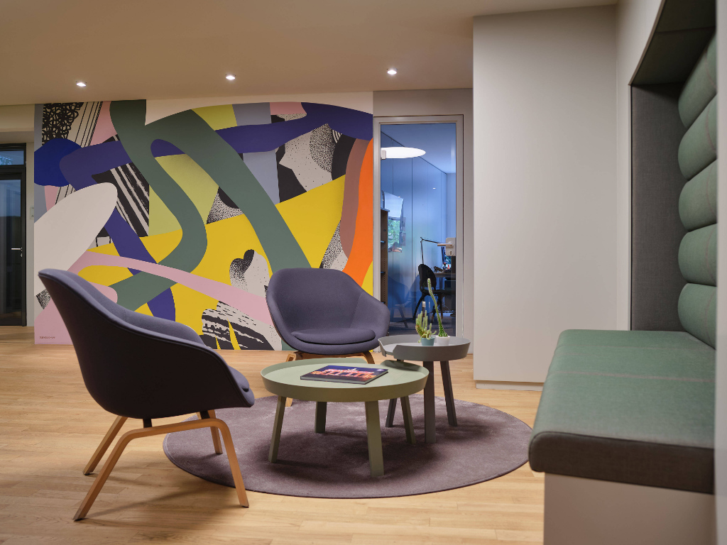 bunte-wand-graue-sessel-sitzbank