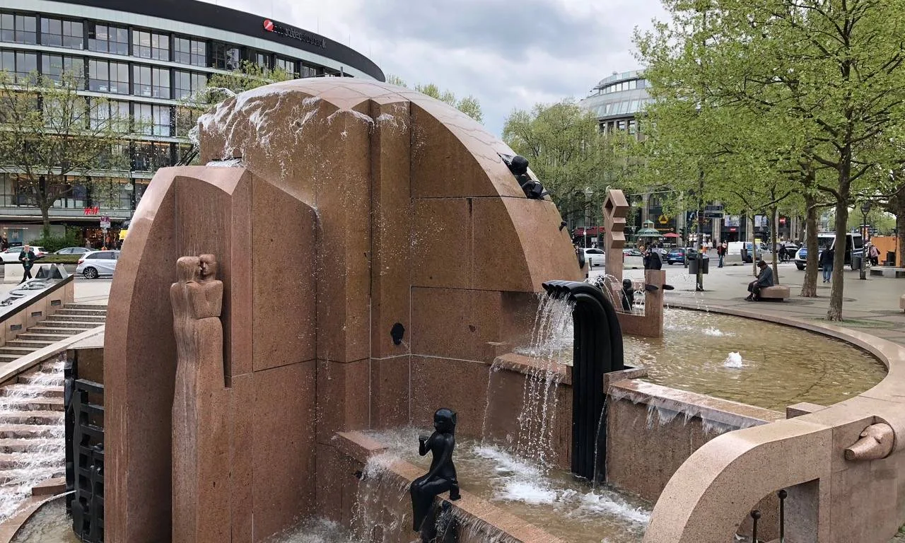 Classik Hotel Collection Der Weltkugelbrunnen auf dem Breitscheidplatz Classik Hotel Collection Der Weltkugelbrunnen auf dem Breitscheidplatz