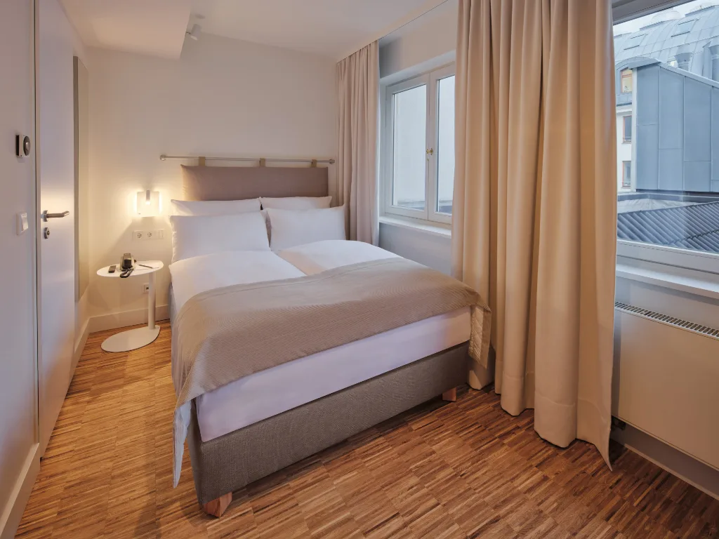 schmales-zimmer-blick-zum-innenhof