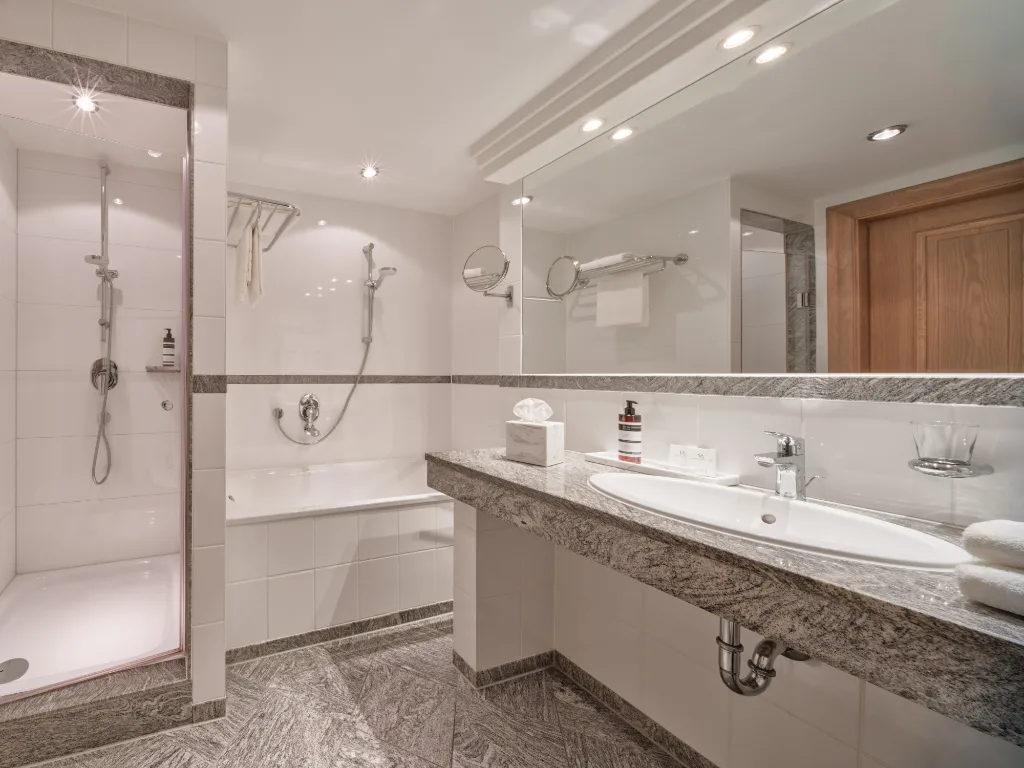 hell-gefließtes-badezimmer-mit-badewanne-und-dusche