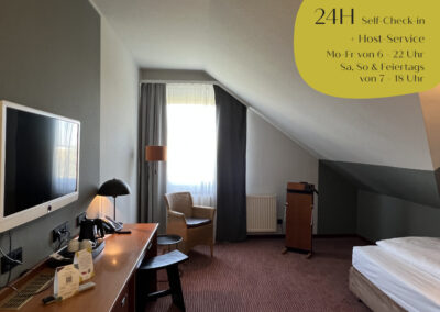 classik hotel magdeburg zimmerbild mit einzelbett, Schreibtisch und Stuhl