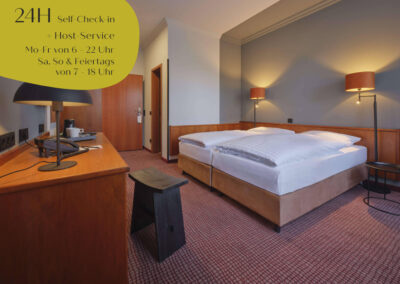 classik hotel magdeburg zimmerbild mit schreibtisch, stuhl und doppelbett