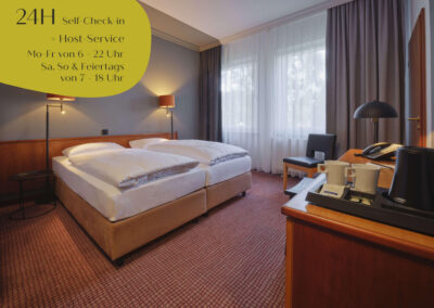 classik hotel magdeburg zimmerbild mit schreibtisch, stuhl und doppelbett