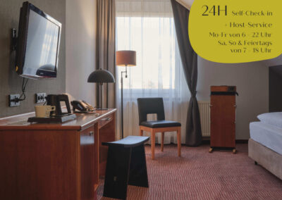 classik hotel magdeburg zimmerbild mit schreibtisch und stuhl
