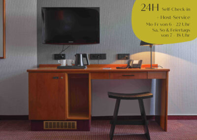classik hotel magdeburg zimmerbild mit schreibtisch und stuhl