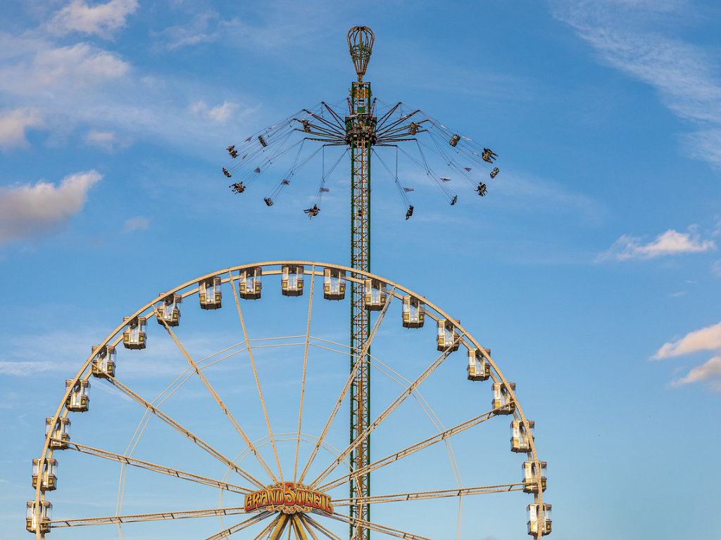 berlin-in-spring-berlin-spring-festival-ferris-wheel-and-chain-carousel