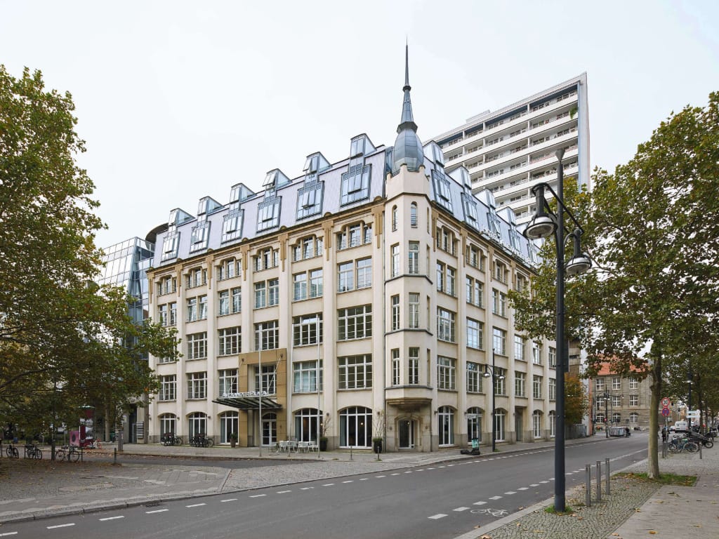 classik-hotel-alexander-plaza-aussenansicht-grauer-himmel