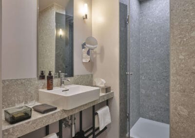 eckiges-weisses-waschbecken-mit-eingang-zur-dusche-rechts-daneben