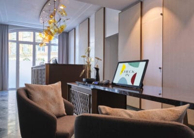 concierge-tisch-2-sessel-tablet-mit-logo