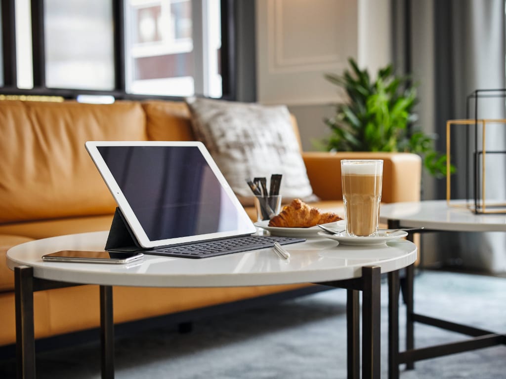 dekoratives-bild-die-eine-kaffeepause-darstellt-mit-latte-macchiato-neben-laptop