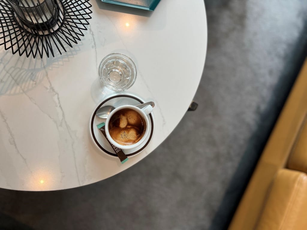 dekorativ-gestaltetes-bild-mit-einem-capuccino