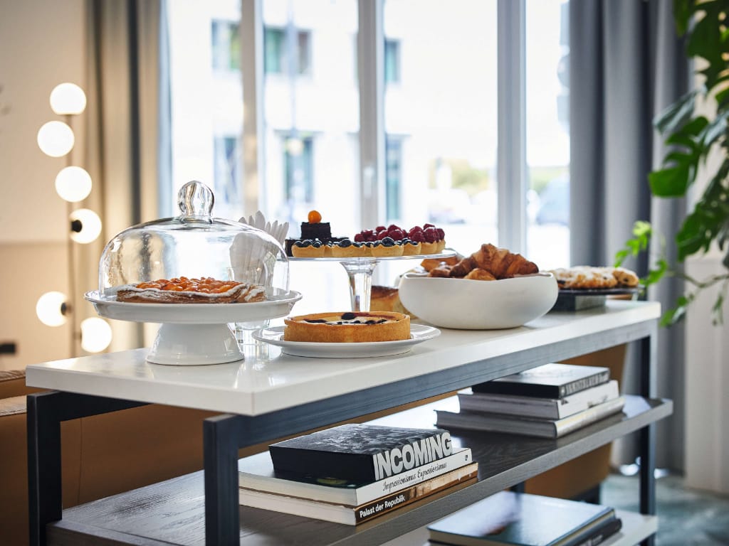 auf-einer-anrichte-ausgelegte-pattisserie