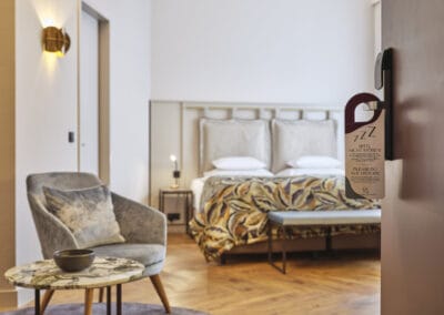 blick-richtugn-zimmer-mit-infoschild-fuer-housekeeping-am-tuergriff