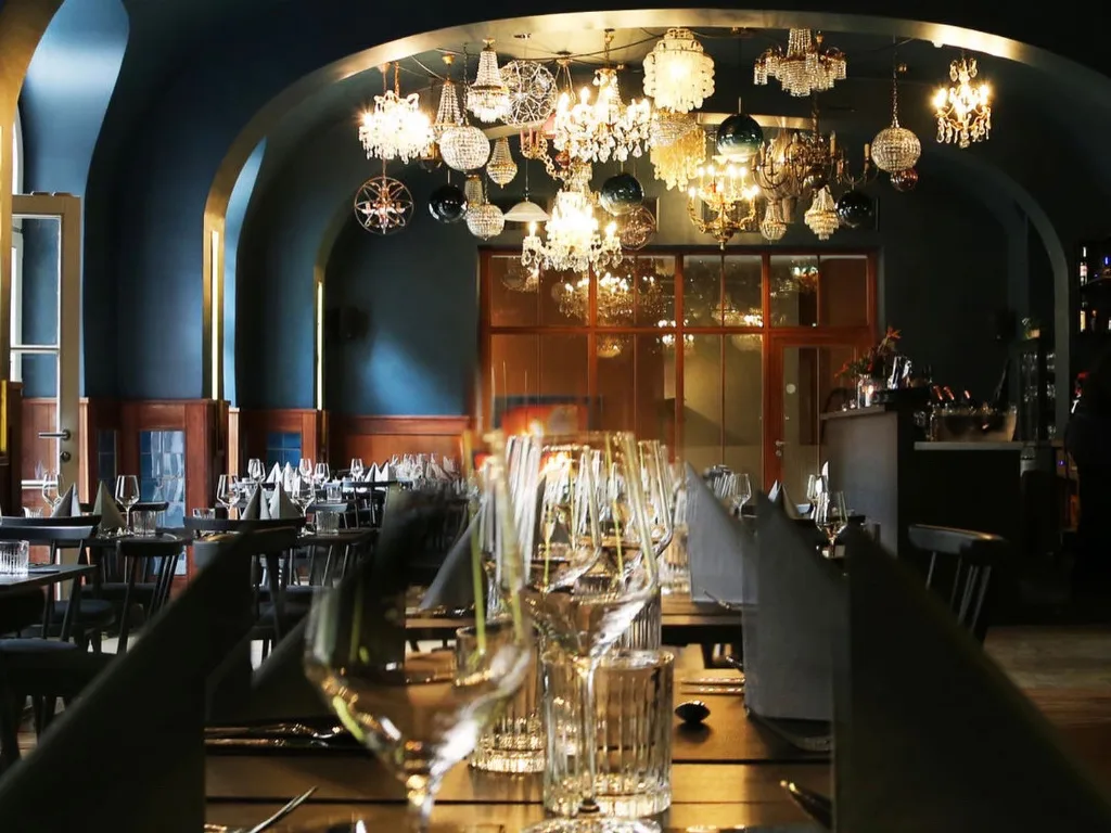 schummeriges-licht-gedeckte-tafel-glaeser-schwarze-servietten