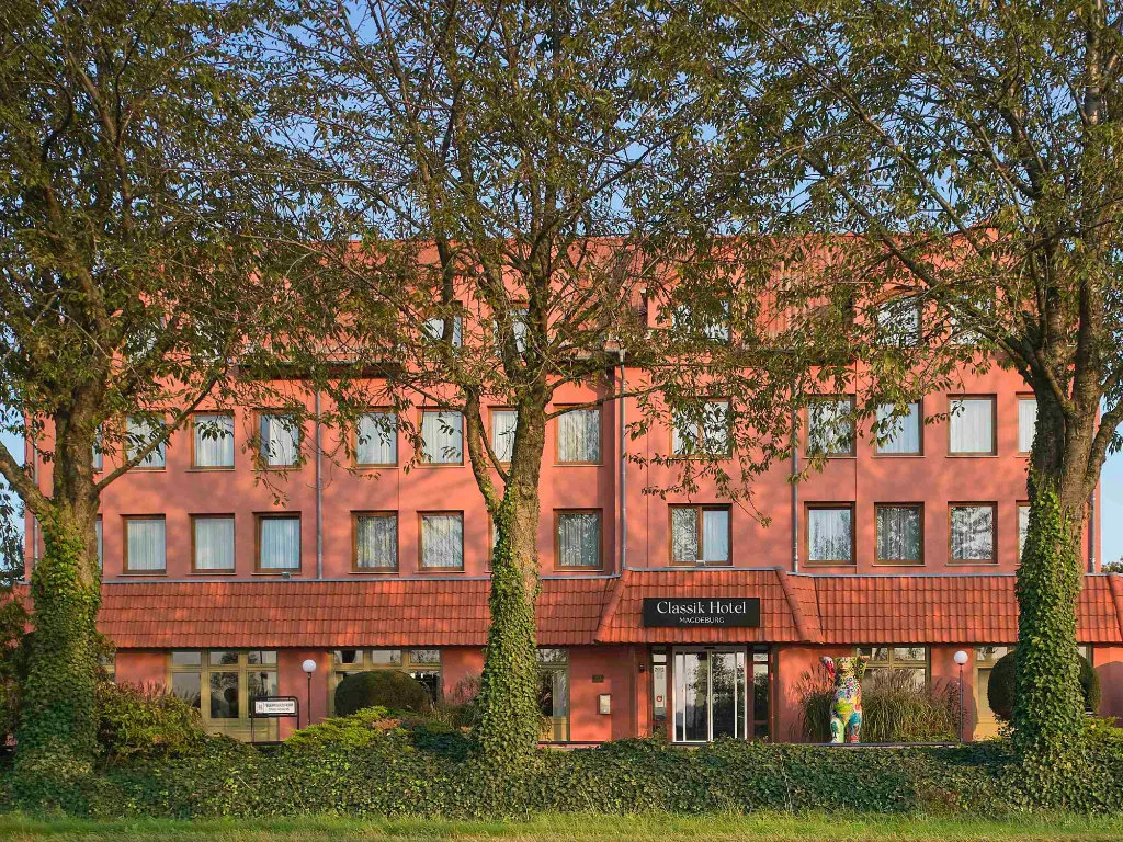 hotel-magdeburg-aussenansicht-1 rotes-backsteinhaus-bäume-davor