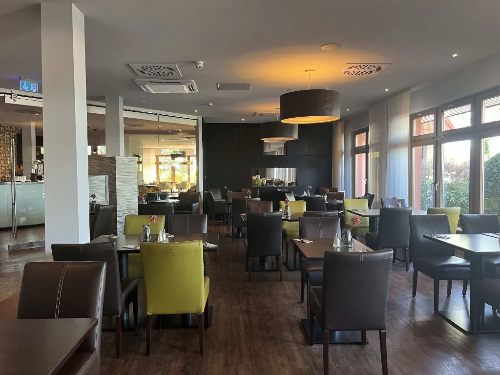 stuehle-im-restaurant
