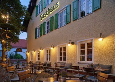 beleuchtete-aussenfasade-biergartenbereich