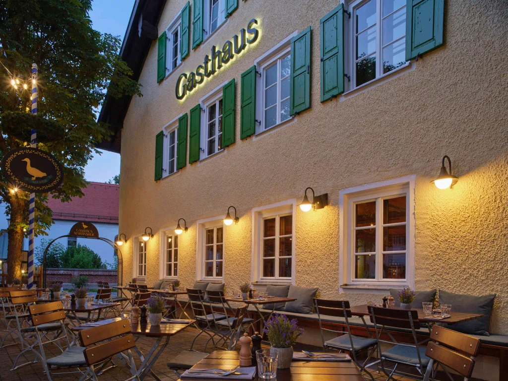 beleuchtete-aussenfasade-biergartenbereich