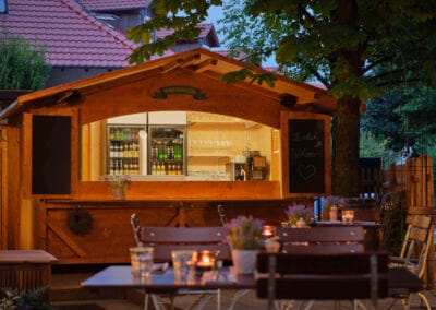 huette-aus-holz-fuer-verkauf-im-biergarten