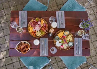 gedeckter-tisch-mit-brotzeit-im-biergarten