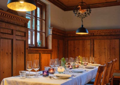 gedeckte-tafel-weisse-tischdecke-weinglaeser-kerzen