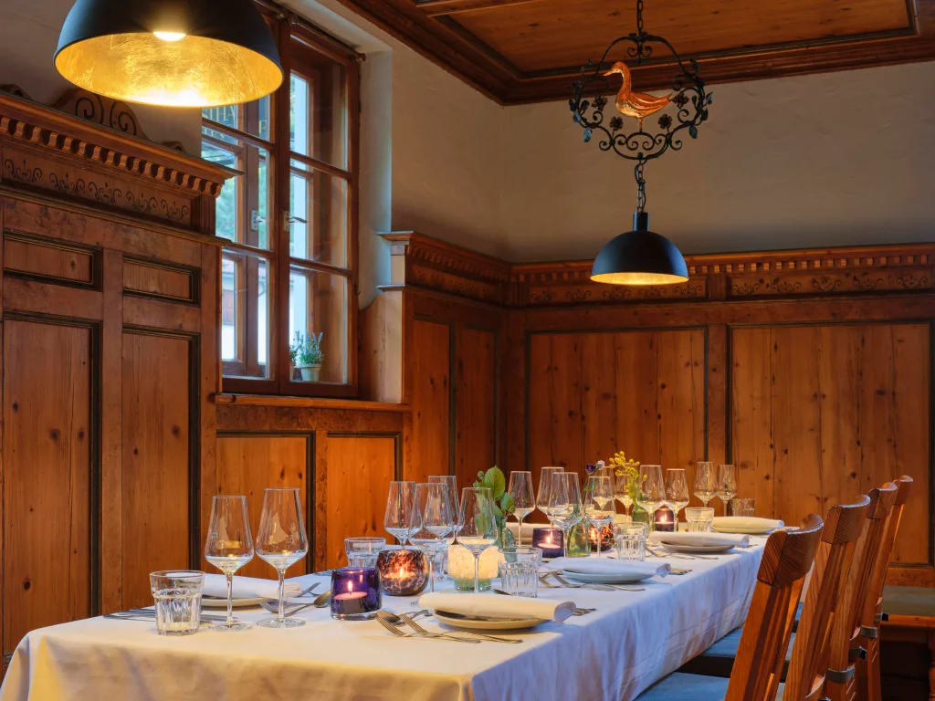 gedeckte-tafel-weisse-tischdecke-weinglaeser-kerzen