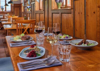 gedeckter-tisch-gaue-servietten-weinglaeser