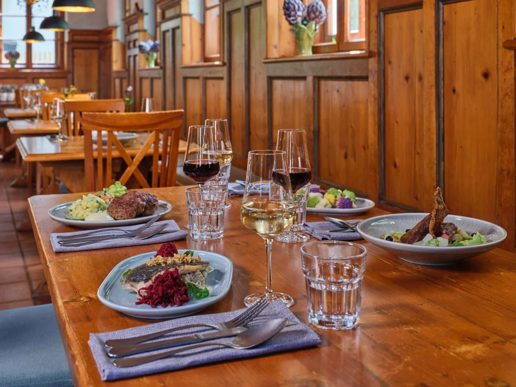gedeckter-tisch-gaue-servietten-weinglaeser