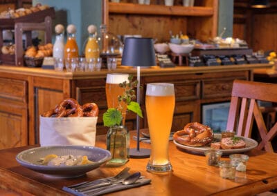 gedeckter-tisch-mit-bretzeln-und-weissbier