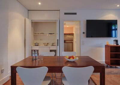 esstisch-weisse-kitchenette-tv