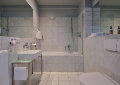 hell-gefliestes-badezimmer-mit-badewanne