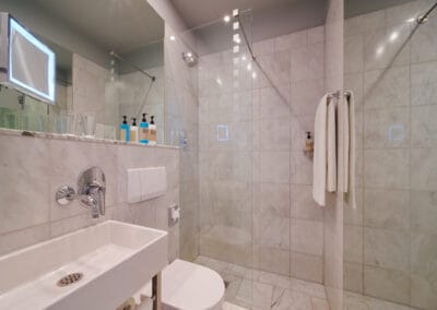 hell-gefliestes-badezimmer-mit-dusche