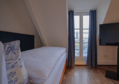 einzelbett-bodentiefe-fenster-blick-zum-dom
