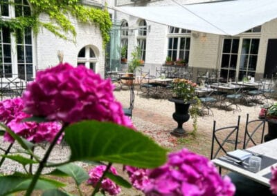 begruenter-innenhof-mit-ausgezogener-markiese