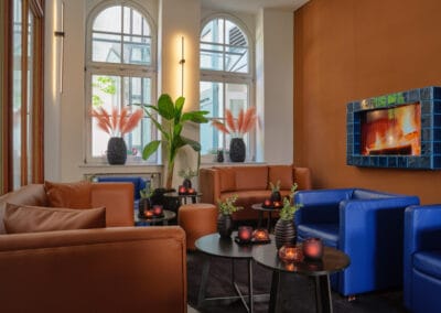 orangene-und-balue-couchmöbel-im-eingangsbereich-vom-hotel