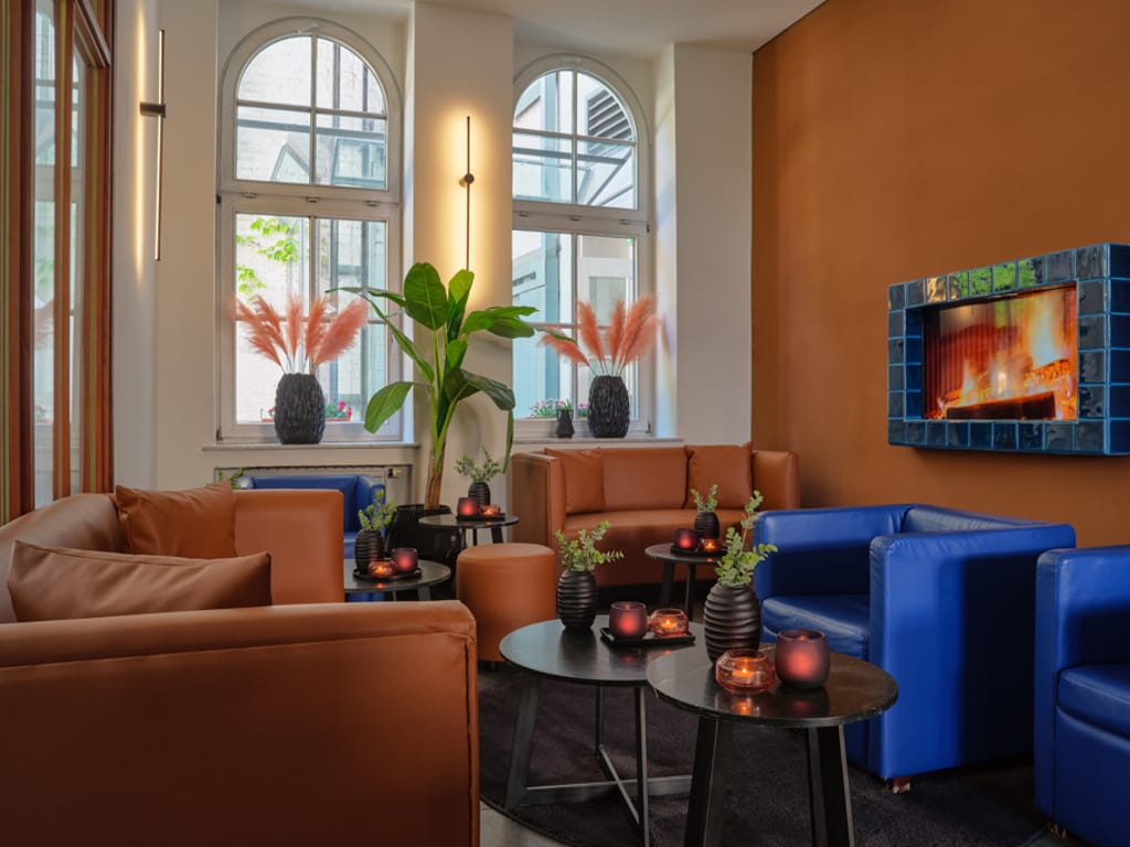 orangene-und-balue-couchmöbel-im-eingangsbereich-vom-hotel