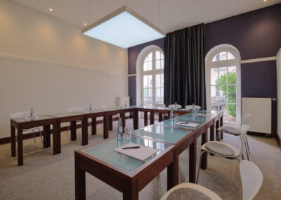 tagungsraum-bestuhlung-u-form-bodentiefe-fenster