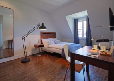 blaue-stehleuchte-neben-doppelbett