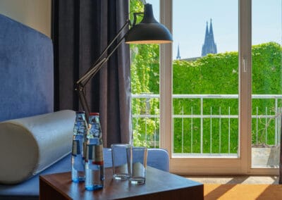 nachttisch-mit-wasserflasche-fenster-mit-domblick
