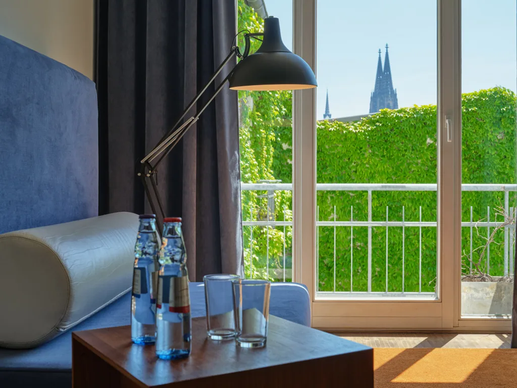 CH-K22 Classik Hotel Antonius blick-richtung-zimmer-mit-infoschild-fuer-housekeeping-am-tuergriff