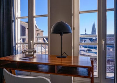 schreibtisch-mit-tischleuchte-mit-blick-zum-dom