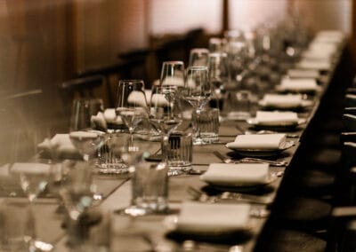 gedeckte-tafel-ohne-tischdecke