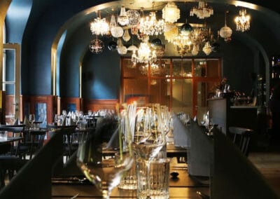 pompoes-gedeckte-tafel-im-restaurant