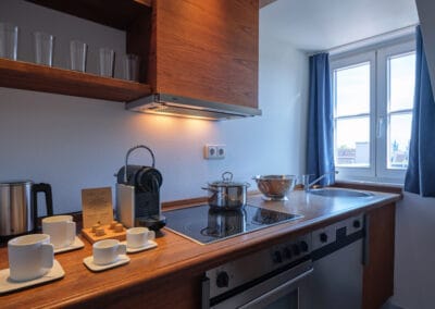 kuechenzeile-im-apartment-mit-topf-auf-dem-herd