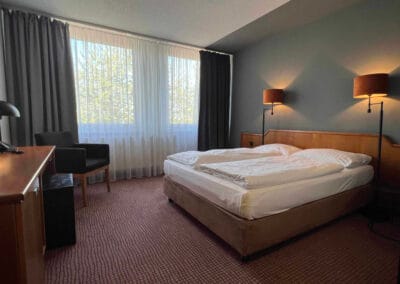 doppelbett-lederstuhl-in-der-ecke