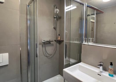 schmales-badezimmer-waschbecken-dusche