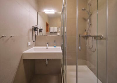 schmales-badezimmer-waschbecken-dusche